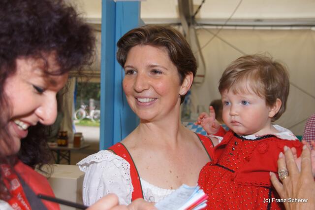 Brauereifest Kühbach 2011 - Ada von Beck-Peccoz mit Tochter bei der Festeröffnung