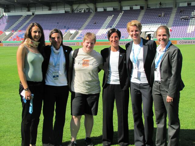 Corinna Hedt Kennerin der Schiedsrichterszene mit den FIFA Schiedsrichterinnen