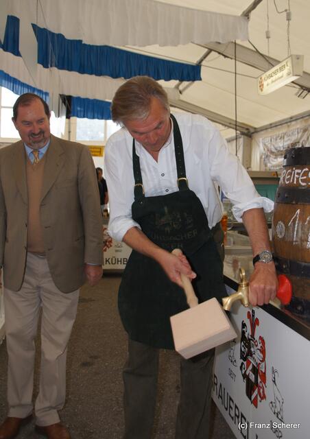 Brauereifest Kühbach - Kühbachs Bürgermeister Hans Lotterschmid zapft professionell das erste Fass. Brauerei-Senior-Chef Federico von Beck-Peccoz gefällt 's!