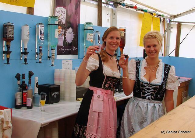 Brauereifest Kühbach 2011 - Sandra und Ruth an der Bar