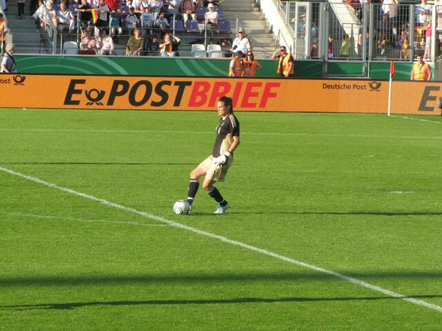 endlich mal einen Ball für Nadine Angerer