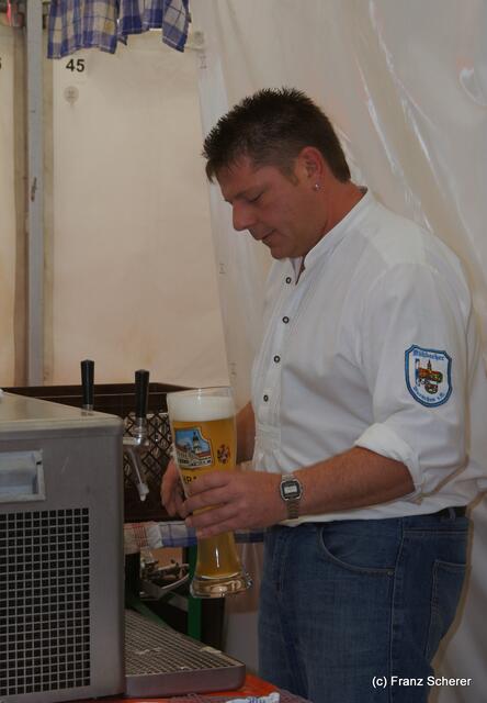 Brauereifest Kühbach 2011 - Ein Riesen-Weizenbier, ausgeschenkt von den Kühbacher Burschen e.V.