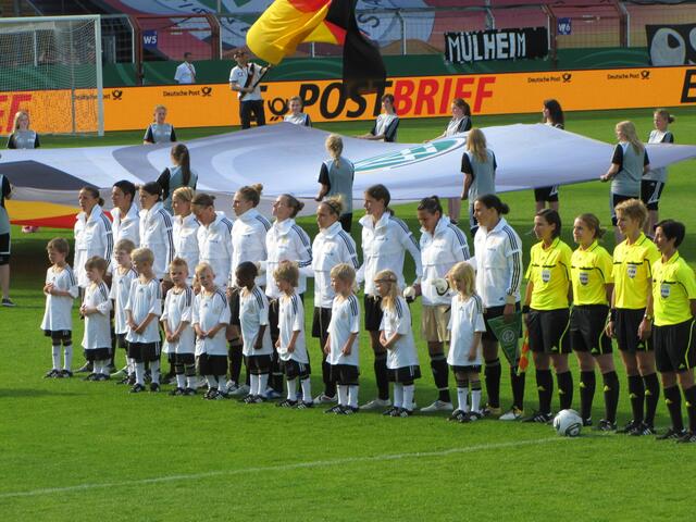 Die Nationalhymne Deutschlands wird gespielt