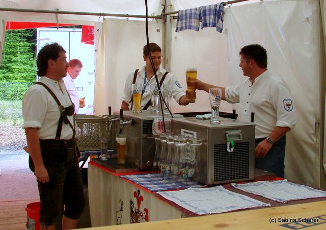 Brauereifest Kühbach 2011 - Die Kühbacher Burschen e.V. beim Weizen-Ausschank
