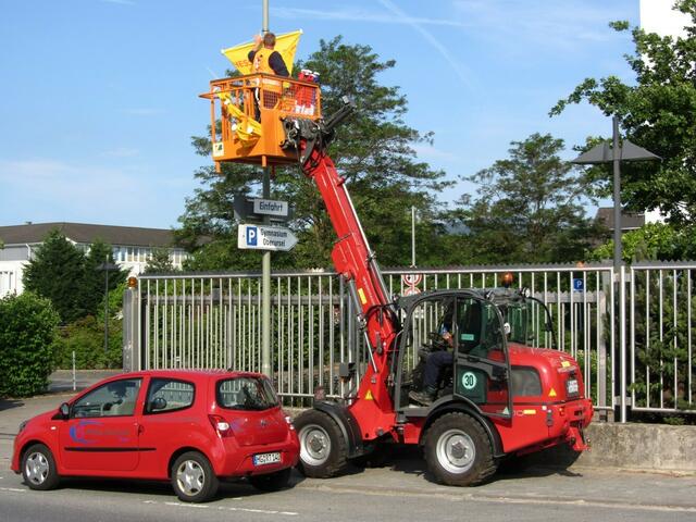 Aufhängen einer Hessentagsfahne vor dem Gymnasium