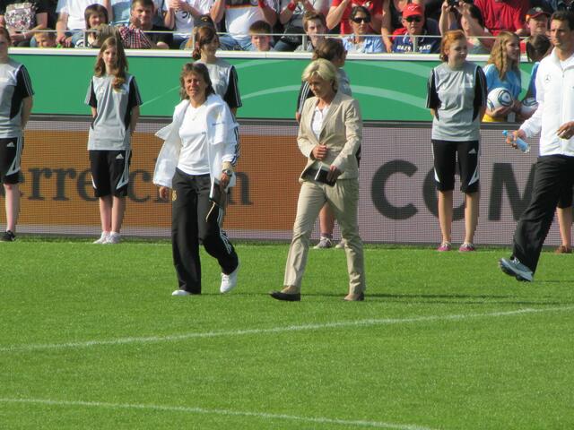 Ulrike Ballweg und Sylvia Neid auf dem Weg zur Auswechselbank