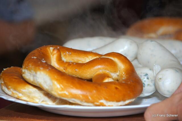 Brauereifest Kühbach 2011 - Leckere Weißwürste und Brezen zur Festeröffnung vom Metzger Rupp und Bäcker Jahn