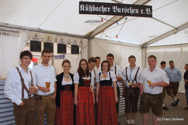 Brauereifest Kühbach 2011 - Die Kühbacher Burschen e.V. - An der Theke gibt es das gute Kühbacher Weizen