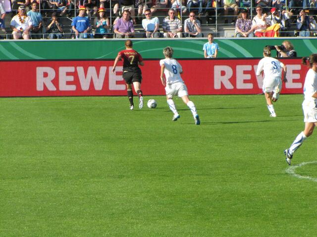 Melanie Behringer erläuft sich den Ball