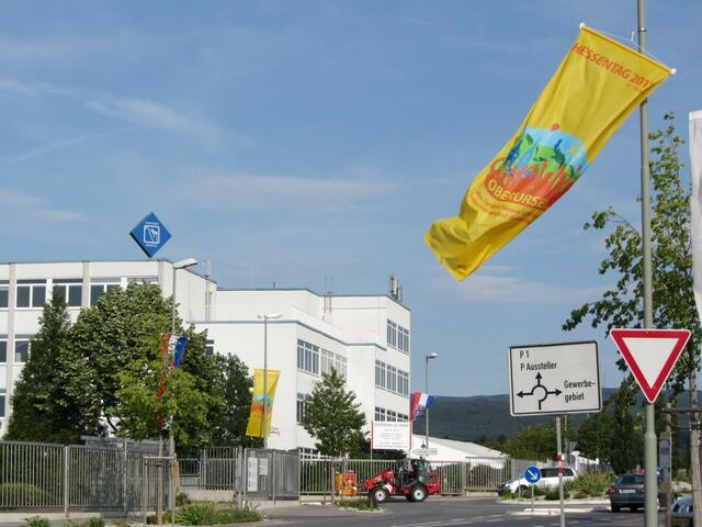 Neue Fahnen nahe der Landesausstellung