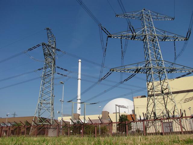 1986 der Gau in Tschernobyl. Die Schätzungen der eingetretenen und noch eintreten werdenden Todeszahlen gehen weit auseinander. Zwischen 4000 und mehreren Hunderttausend wurde alles genannt. Nach Greenpeace etwa 93 000. Erbfolgeschäden werden an die nächsten Generationen weitergegeben