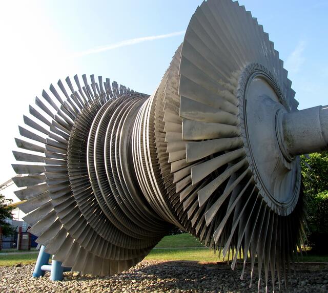 2006 eine Fast-Kernschmelze in Forsmark, nicht weit von uns entfernt. 2011 Fukushima mit einer dreifachen Kernschmelze. Niemand weiß, wie schlimm es wirklich ist, oder wie schlimm es noch werden wird. Mindestens 40 Jahre Aufräumarbeiten sind geplant. Heute geschätzte Kosten: 190 Milliarden Euro. Geschätzte Schadenersatzforderungen: 40 Milliarden Euro. Geschätze Krebserkrankungen in der Zukunft: 1 Million