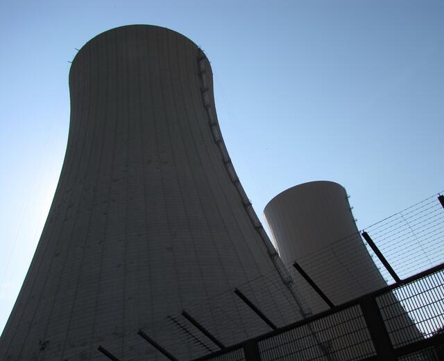 Schon 1957 ein gigantischer Unfall. In Majak in der Sowjetunion explodiert ein Atomlager. Doppelt so viel Radioaktivität wie in Tschernobyl wird freigesetzt. 1 Million Menschen sollen verstrahlt worden sein.