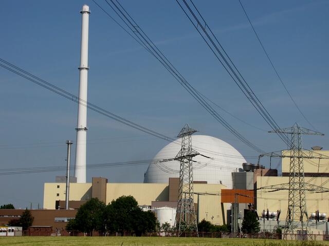 Es folgt im selben Jahr Sellerfield in England - Brand im Reaktor. 1966 teilweise Kernschmelze in Detroit. 1975 Fast-Kernschmelze im Lubmin in der ehemaligen DDR. 1976 Teilkernschmelze in Harrisburg. Hunderttausende gehen deswegen in Deutschland auf die Straße