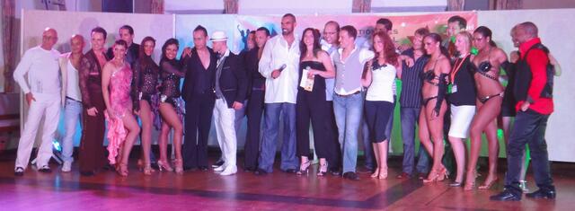 Die Stars des 3. Internationalen Salsa-Festivals versammelt auf der "Bühne".