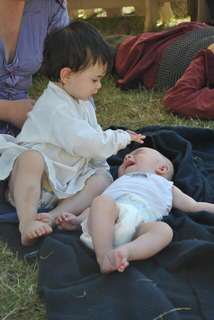 Unsere Jüngsten Luana und Leonardo (Geschwister) beschäftigen sich auch schon selbst.