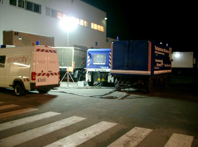 Das THW sichert die Stromversorgung eines Kühlhauses.