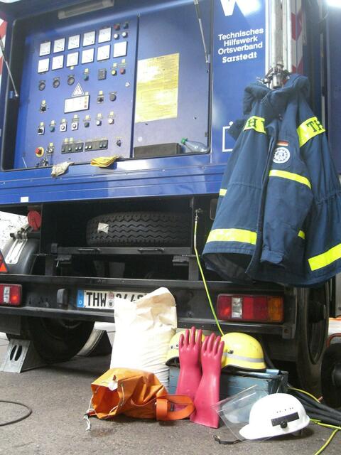 Profis im Einsatz: Die FGr E kann in alle bestehenden Netze einspeisen und so schnell eine Stromversorgung sicher stellen.