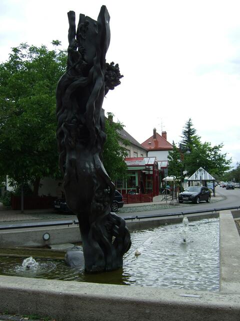 Steppacher Brunnen mit Bronzeskulptur
