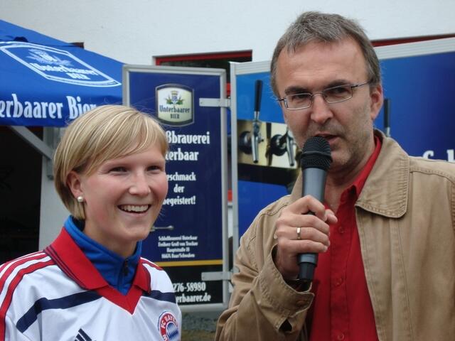 Fussballerin Julia Schacherl mit Moderator Georg