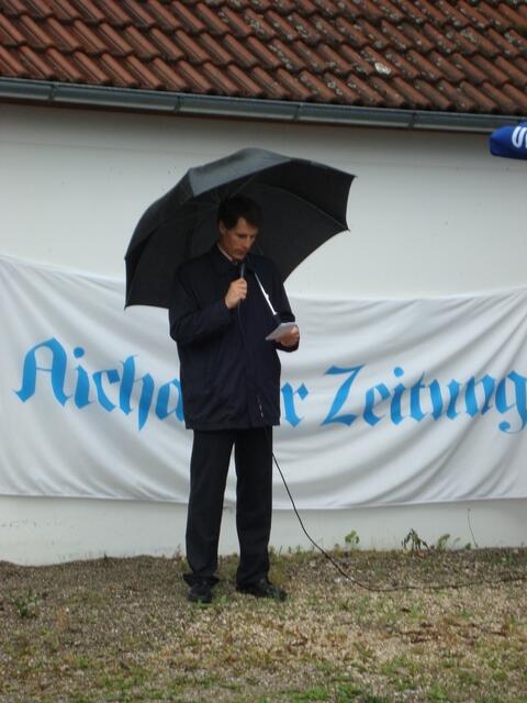 AZ-Chef Sixta beim Vorlesen der Wette