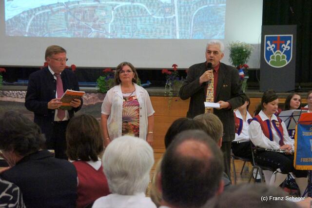 125 Jahre Heimatverein und Museum Friedberg - heiter, interessant und nachdenklich- eine ausgezeichnete Ansprache von Gabriel Liégeois (rechts) aus der Friedberger Partnernstadt Bressuire in Westfrankreich. Bei ihm ebenfalls aus Bressuire Christiane Pizon (mitte) und 2. Vereinsvorsitzender Walter Föllmer