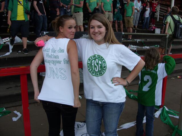 Kimberley und Ricarda mit handgemalten Fan-Shirts
