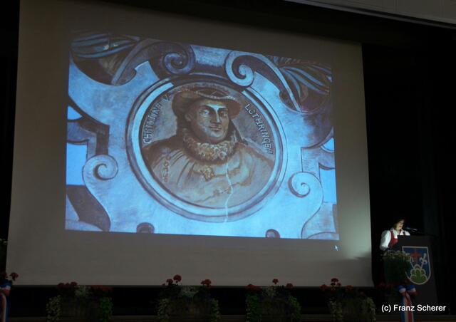 125 Jahre Heimatverein und Museum Friedberg - Vereinsvorsitzende Regine Nägele zeigt in einer hervorragenden Präsentation Ausschnitte aus der Lechgrenzkarte Anno 1571 - Christine von Lothringen residierte im Schloss (Abbildung im 
Friedberger Rathaussaal)