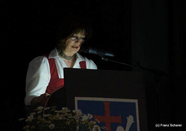 125 Jahre Heimatverein und Museum Friedberg - Vereinsvorsitzende Regine Nägele zeigt in einer hervorragenden Präsentation Ausschnitte aus der Lechgrenzkarte Anno 1571