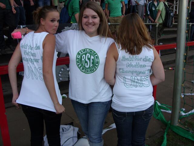 Kimberley, Ricarda und Britta mit handgemalten Fan-Shirts