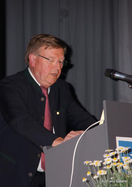 125 Jahre Heimatverein und Museum Friedberg - 2. Vereinsvorsitzender Walter Föllmer moderierte den Verlauf des Abends