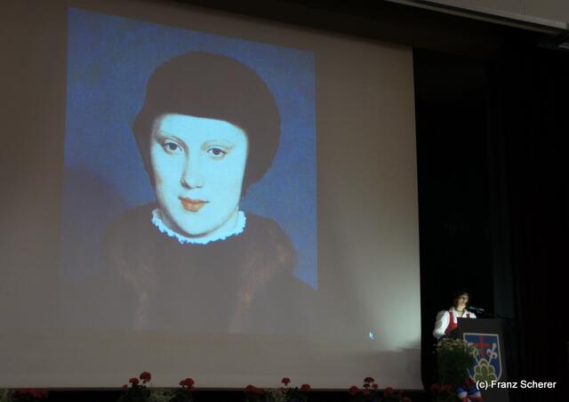 125 Jahre Heimatverein und Museum Friedberg - Vereinsvorsitzende Regine Nägele zeigt in einer hervorragenden Präsentation Ausschnitte aus der Lechgrenzkarte Anno 1571