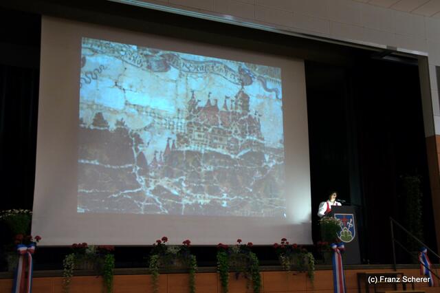 125 Jahre Heimatverein und Museum Friedberg - Vereinsvorsitzende Regine Nägele zeigt in einer hervorragenden Präsentation Ausschnitte aus der Lechgrenzkarte Anno 1571 - hier zu sehen die älteste Darstellung vom Friedberger Schloss