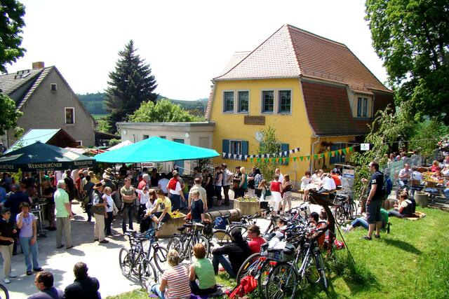 Großer Halt im Fischhaus über die Brücke jenseits der Saale.