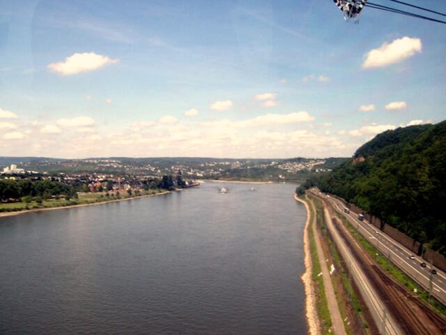 Der Rhein ist an dieser Stelle 287 m breit.