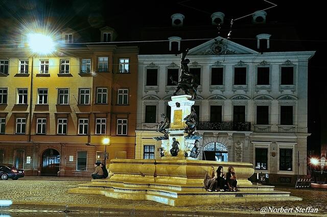 Herkulesbrunnen, im Hintergrund das Schaezlerpalais