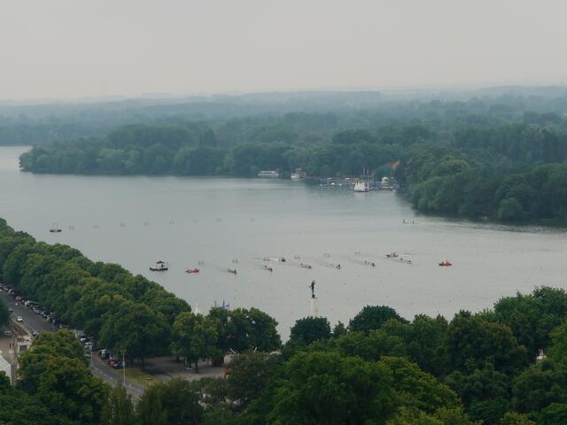 Der Maschsee liegt nur ein paar Steinwürfe vom Maschpark unterhalb des Neuen Rathauses entfernt. Am Pfingstsonnabend begannen dort die Drachenbootrennen.