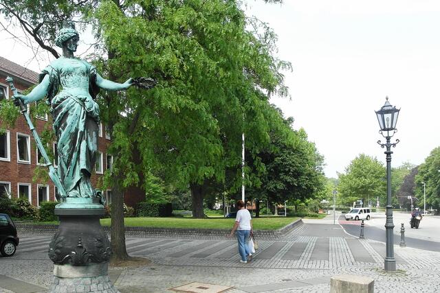 Die Bronzeplastik "Kilia" im Fußgängerbereich der Dänischen Straße/Schlossgarten