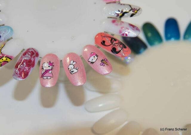 Fabulous Naildesign - Manuela Neumanns Nageldesigns sind handgemalt und von den Kunden heiß begehrt