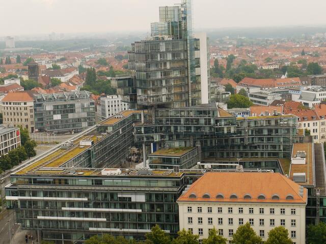 Ebenfalls ein toller Anblick der hannoverschen Skyline von oben aus der Rathauskuppel: So ein vollendeter Glaspalast kann natürlich nur einer Bank gehören, Finankrise hin, Finanzkrise her.
