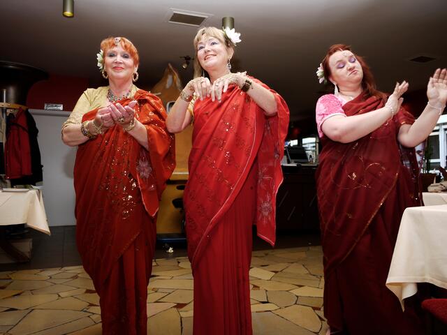 Die indisch-orientalische Tanzgruppe Mahia mit Rashia Narih (von links), Shima Mahi und Sira Miraja, alle drei aus Langenhagen.