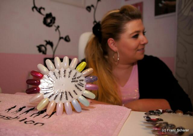 Fabulous Naildesign - Manuela Neumanns Nageldesigns sind handgemalt und von den Kunden heiß begehrt