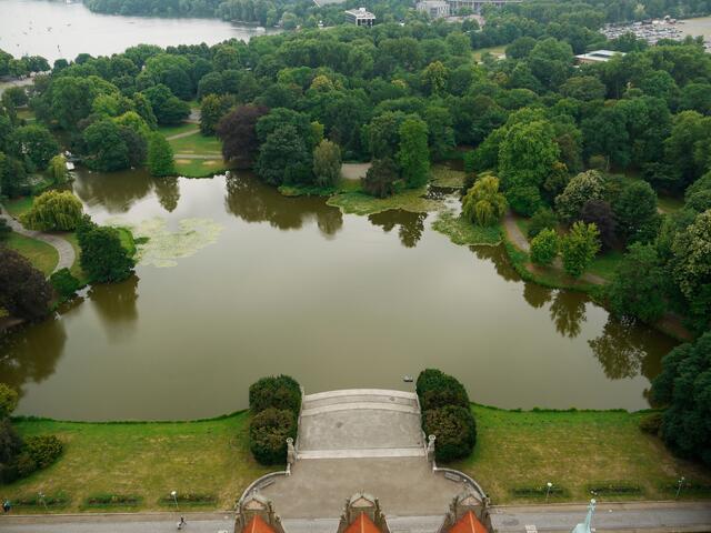 Der Maschpark mit Terrasse mit Blick auf den benachbarten Maschsee.
