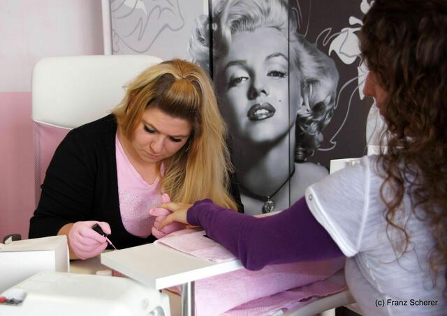 Fabulous Naildesign - Manuela Neumann bei der Arbeit im Nagelstudio