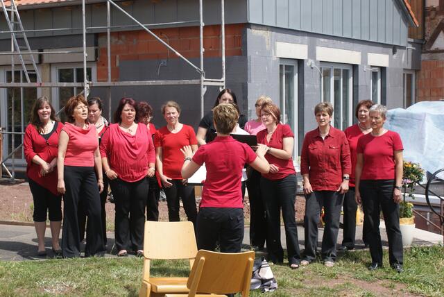 Singing all together...