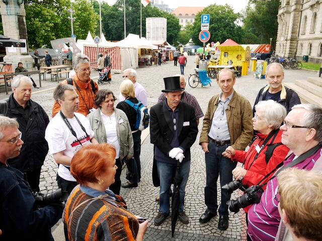 Der Mann mit dem weißen T-Shirt und der Kamera um den Hals ist Steffen Liekefett, dahinter mit der schütteren Stirn Karl-Heinz Töpfer, Ur-Marburger, aber ins Rheinland ausgewandert. Rechts neben Steffen Gunhild Klingenberg, dahinter Rolf Schriemer aus Greifenberg (Bayern). Der Herr mit dem Zylinder ist unser Stadtführer Karl-Heinz Mücke aus Koldingen, daneben Peter Taubald, Gertraude König und Holger Finck.