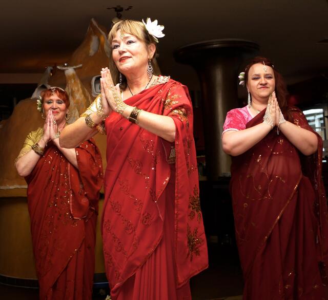 Die indisch-orientalische Tanzgruppe Mahia mit Rashia Narih (von links), Shima Mahi und Sira Miraja, alle drei aus Langenhagen.