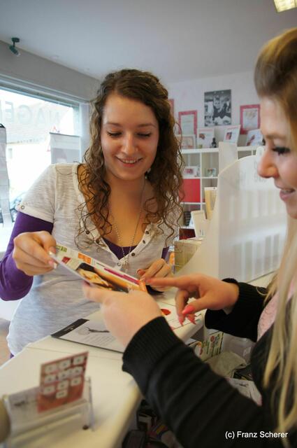 Fabulous Naildesign - Ramona Karg (links) wird fachlich von Maunela Neumann beraten