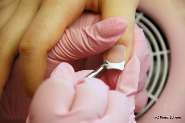 Fabulous Naildesign - Ramona Kargs Fingernägel, handgearbeitet mit French und Glitzereffekt