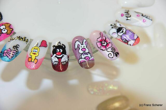 Fabulous Naildesign - Manuela Neumanns Nageldesigns sind handgemalt und von den Kunden heiß begehrt